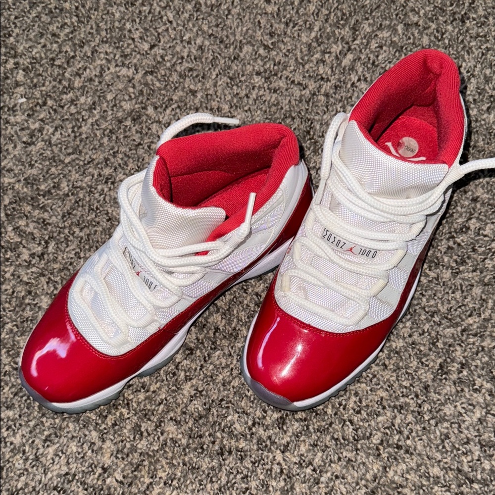 Air Jordan 11 Retro; Cherry sz. 8 US M; Nike Air Jordan